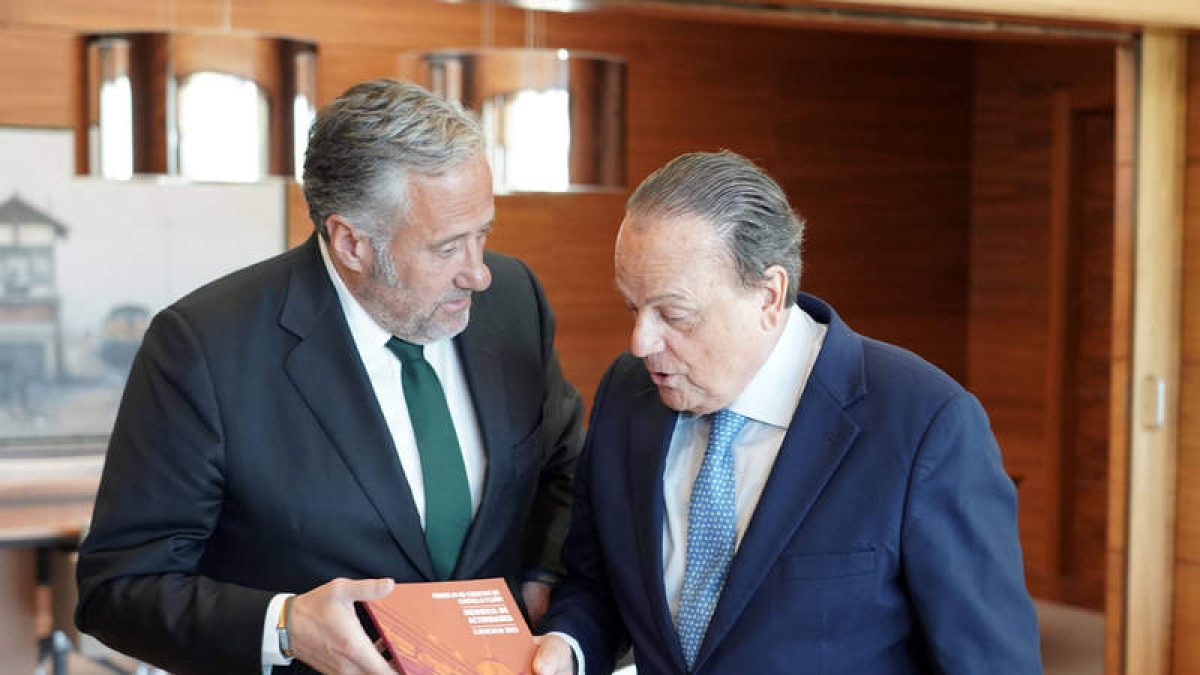 El presidente del Consejo de Cuentas entrega la memoria al presidente de las Cortes. RUBÉN CACHO