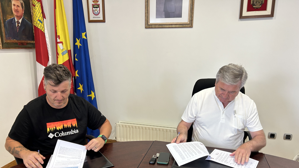 Foto de la firma del convenio.