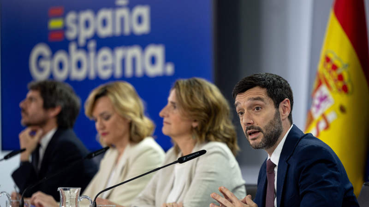 Pabo Bustinduy en una comparecencia tras el Consejo de Ministros.