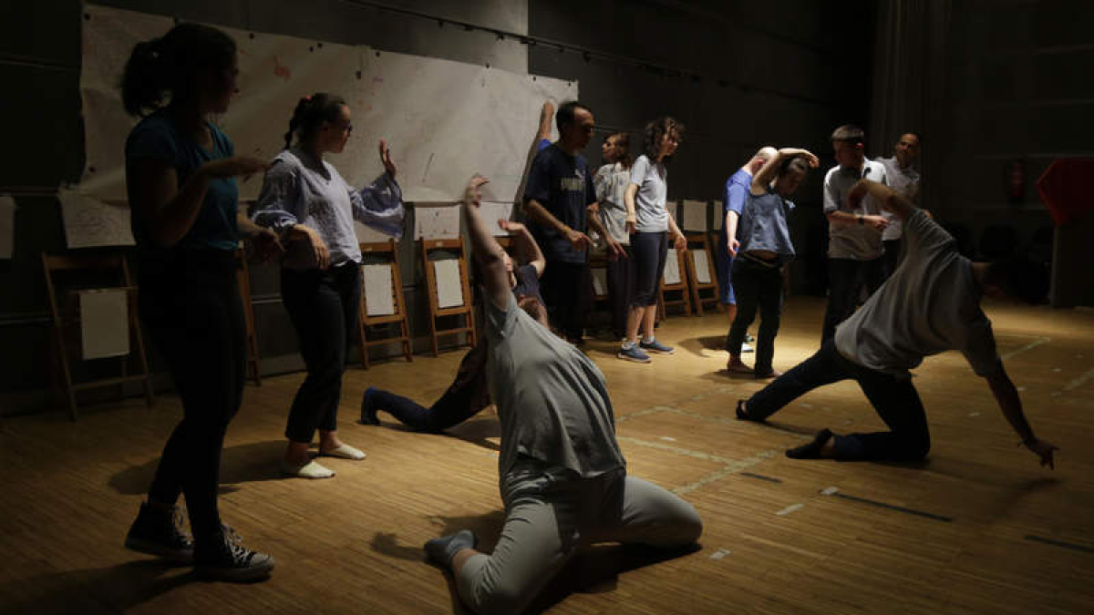 Un momento de la exhibición del taller de Danza Inclusiva en el centro cívico León Oeste Crucero. FERNANDO OTERO