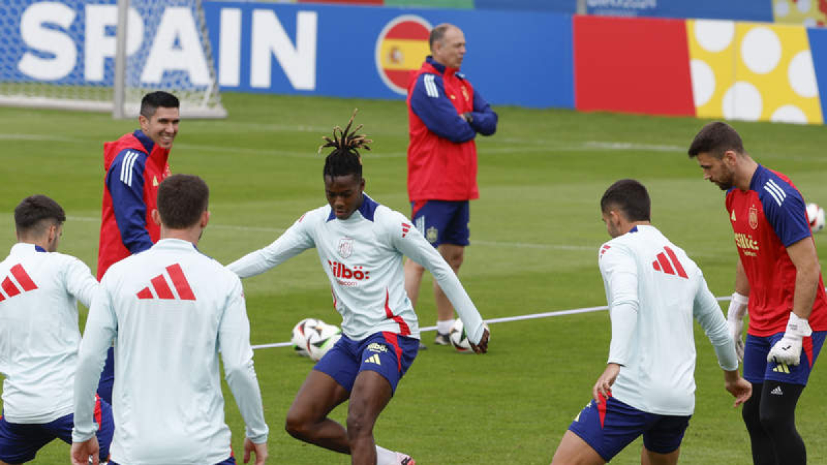 El delantero de la selección española Nico Williams en el entrenamiento en Donaueschingen. GUILLÉN