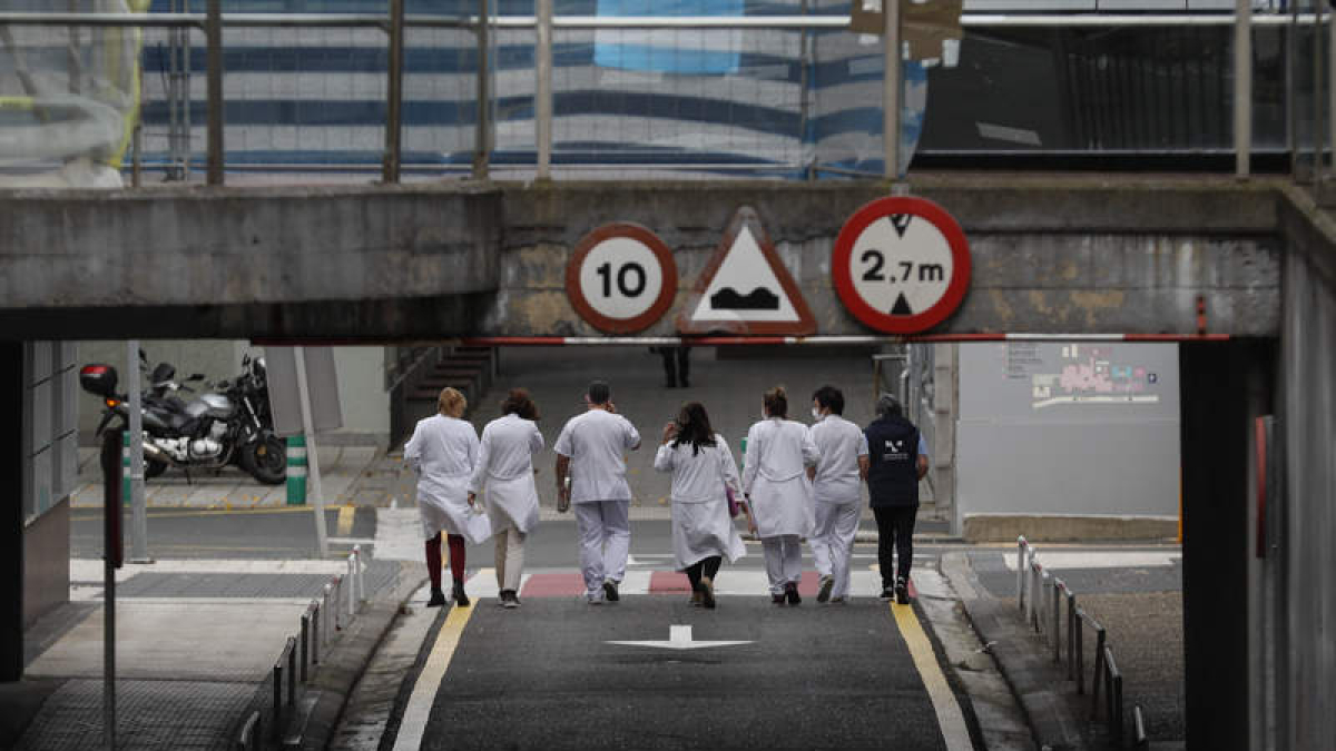 Un grupo de médicos en un descanso de la jornada laboral. 