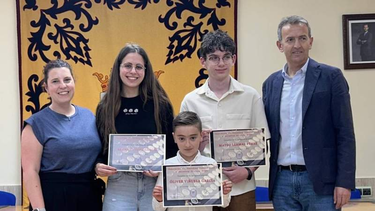 Ángela Alonso y Santiago Dorado posan con los premiados. DL