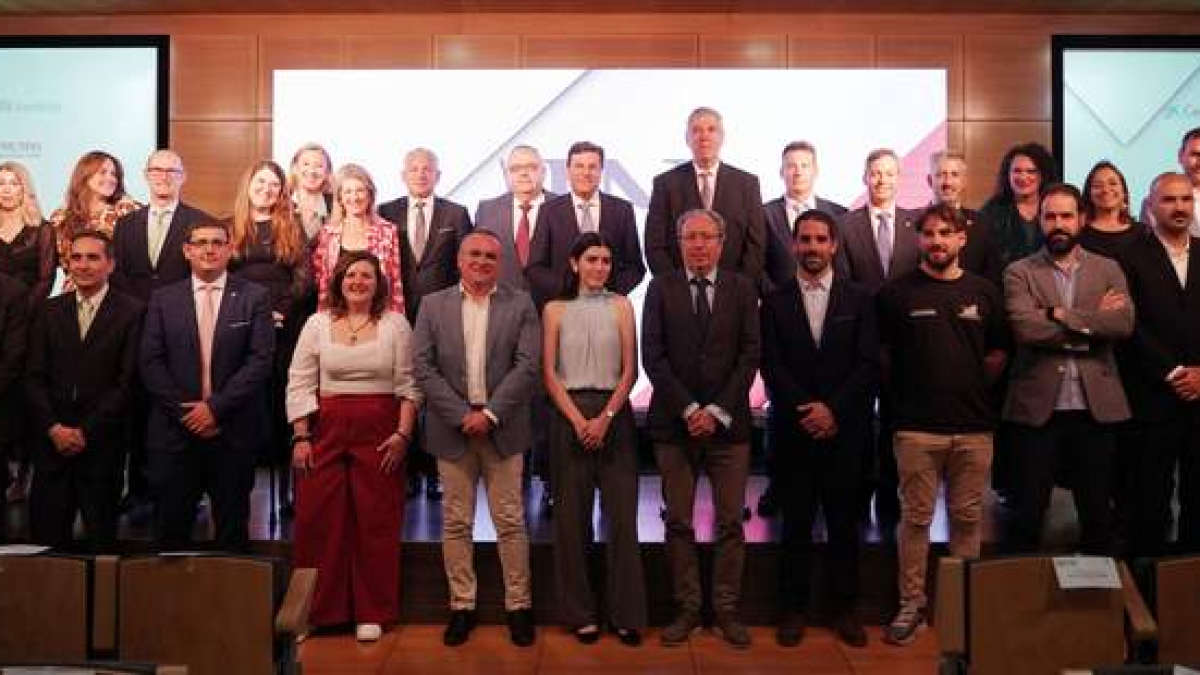 Foto de familia con los premiados. RUBÉN CACHO