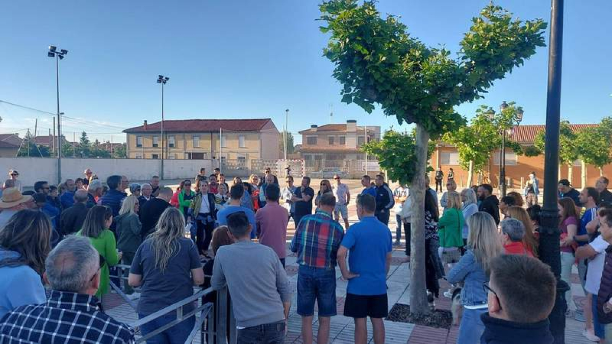 Los grupos de whatsapp convocaron ayer la primera concentración en Villarrodrigo para analizar la llegada de migrantes. DL