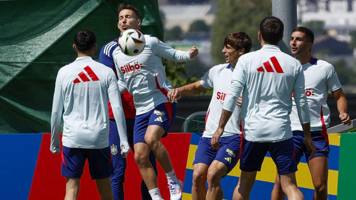 Los futbolistas de la selección española realizaron ejercicios de disparo a portería. GUILLÉN