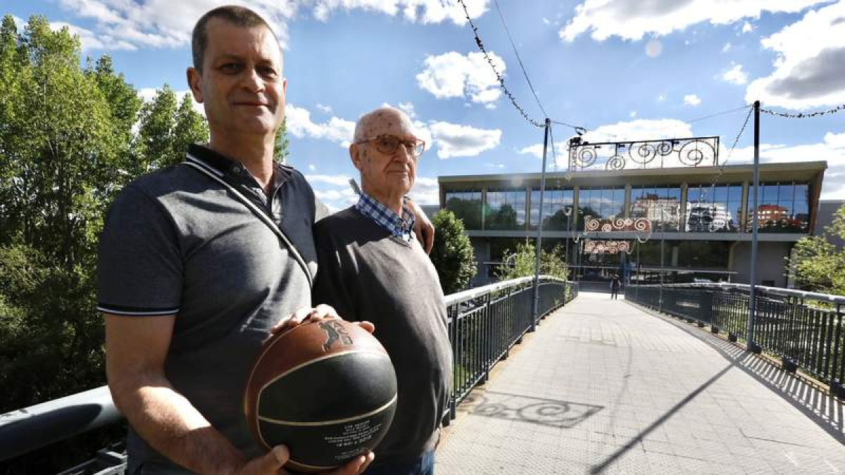 Roberto Herreras y Josecho Pardo recuerdan el primer gran éxito del baloncesto leonés al ascender a ACB. RAMIRO