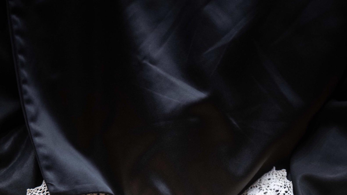Detalle de la toga de un magistrado durante. EFE/Biel Aliño