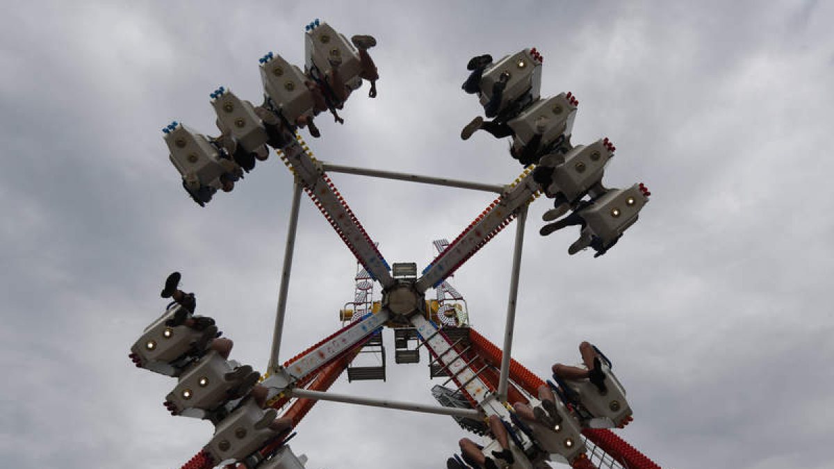 El recinto ferial de las fiestas de San Juan y San Pedro se inaugura el jueves. JESÚS F. SALVADORES