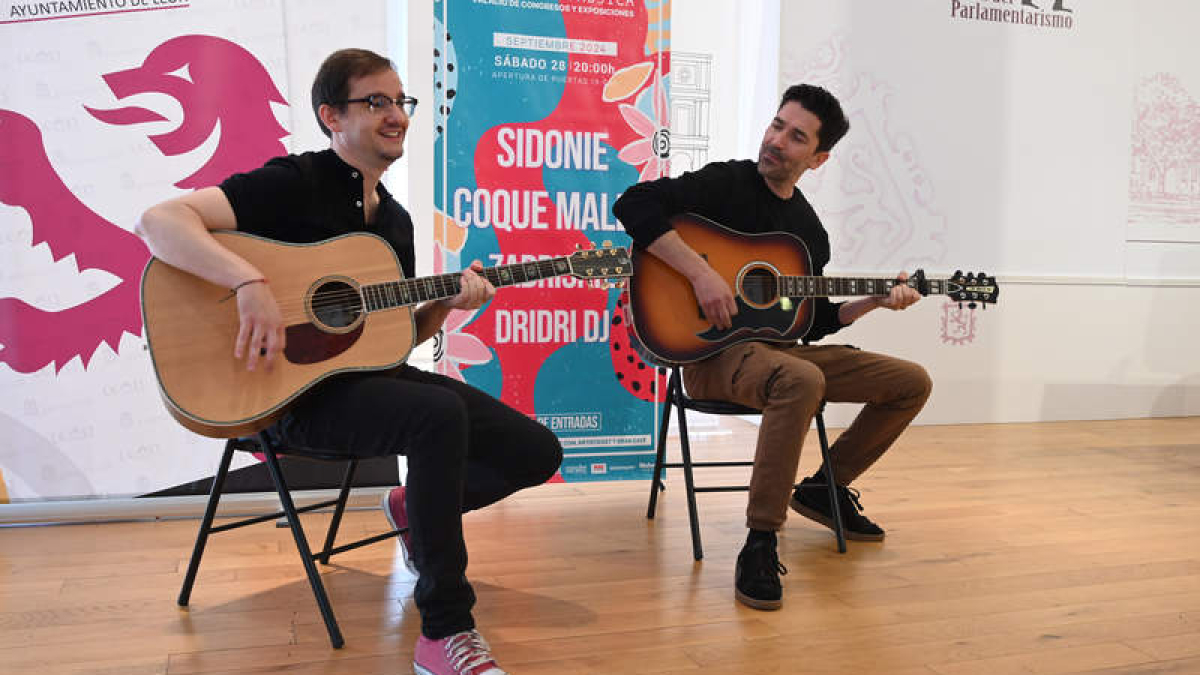 Alberto de Gabriel y Juan Marigorta, ayer, en acción en la presentación de León Solo Música.  J. CASARES