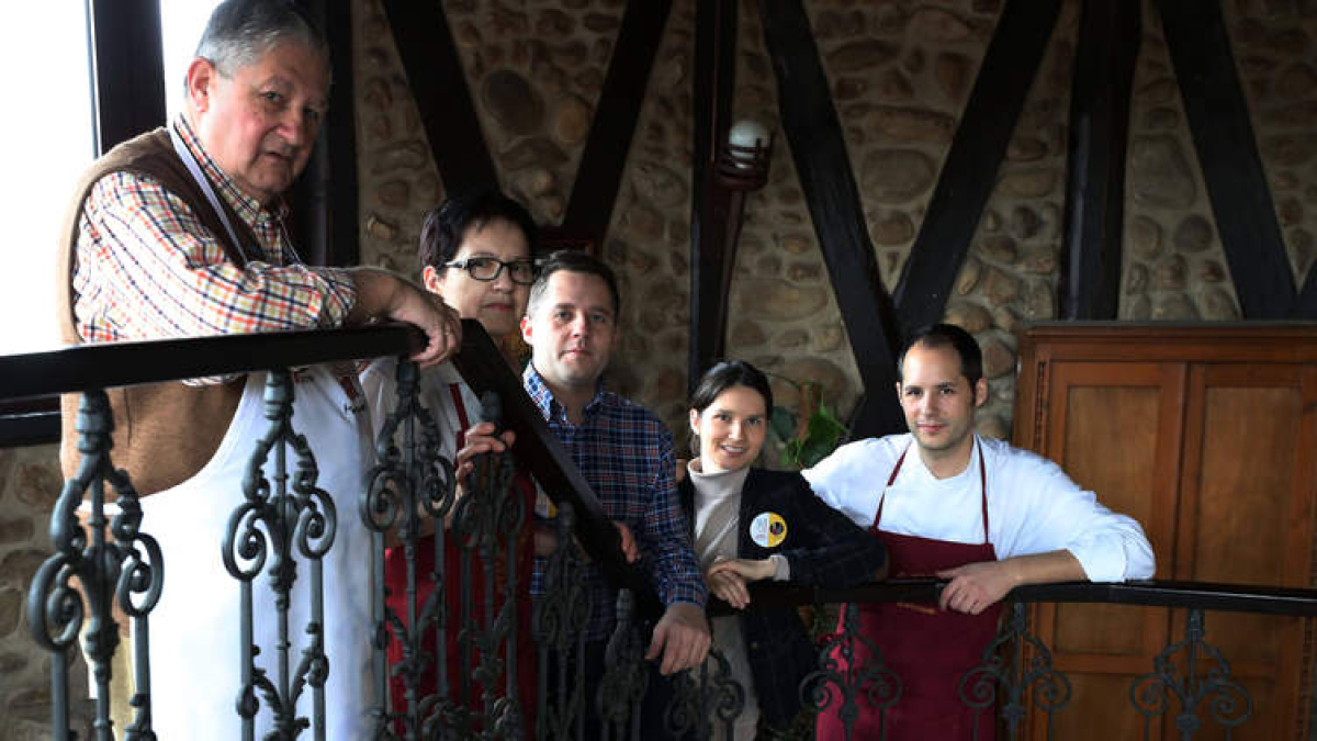 Imagen de la familia al completo que dirige el establecimiento. RAMIRO