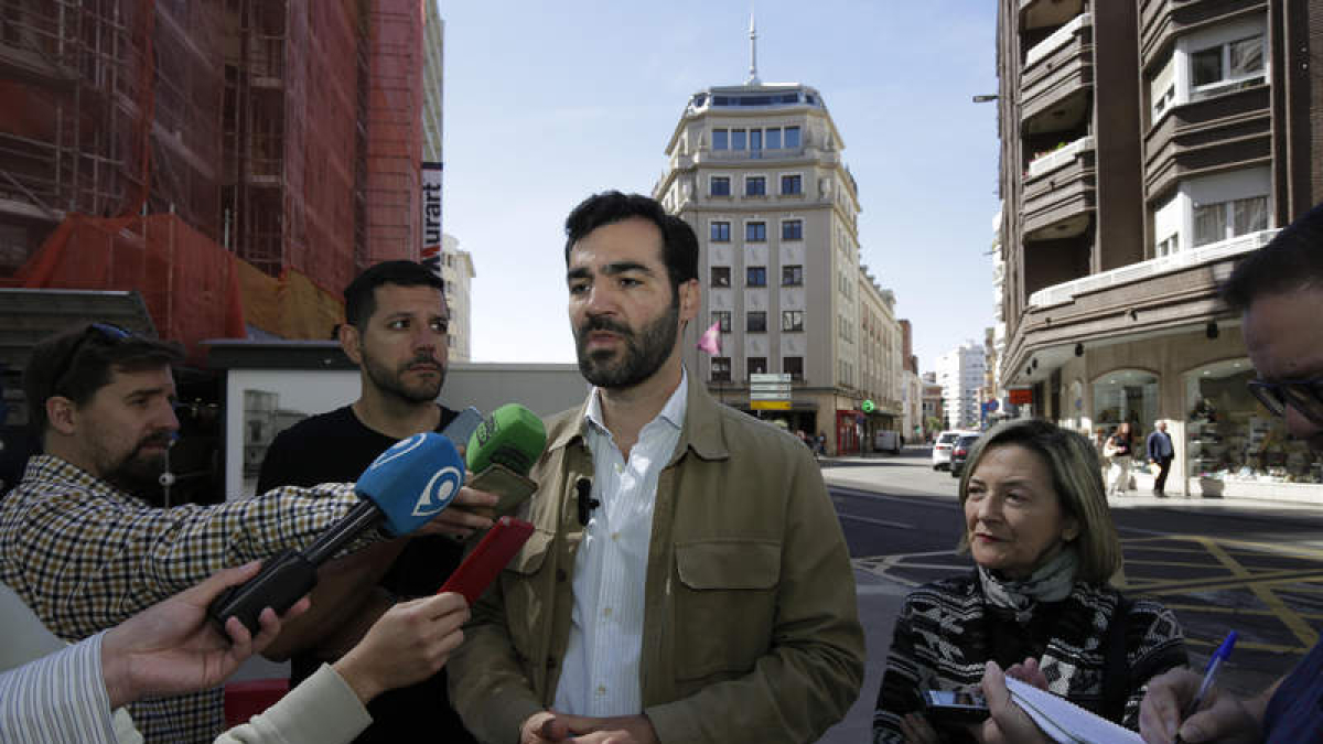 David Fernández compareció en la calle, ante el Emperador. F. OTERO