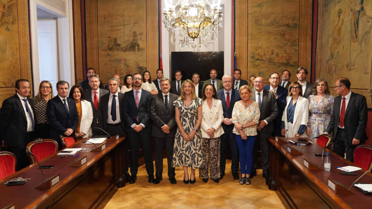 Reunión de la consejera de Movilidad, con Alicia García, Antonio Silván y otros senadores del PP. DL