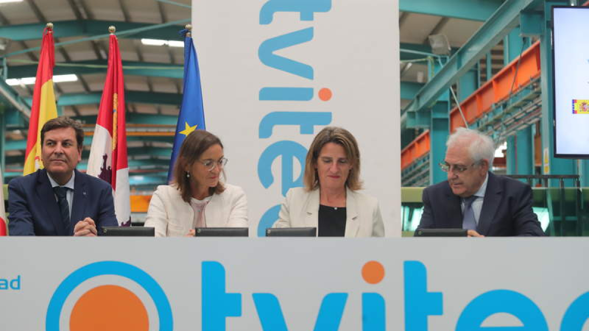Las ministras Reyes Maroto y Teresa Ribera en su visita a Tvitec en 2022.