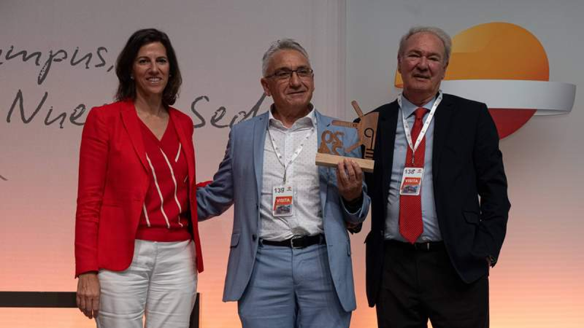 Ane de Ariño, José Antonio Martínez Reñones y José Ignacio Lagartos. DL