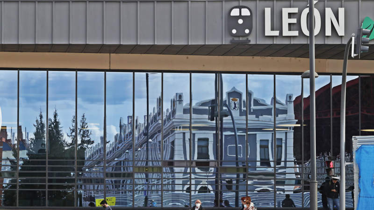 Estación reflejada en la nueva estructura de cristal de Adif. RAMIRO