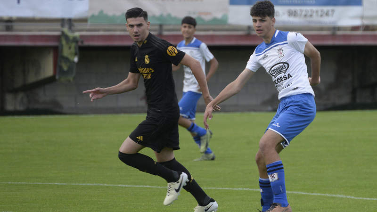 Un momento del partido entre León CF y Real Madrid. MARÍA FUENTES