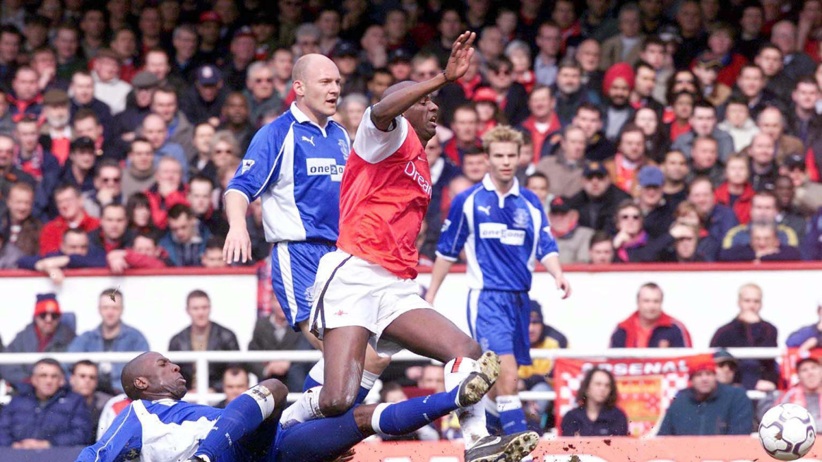 Patrick Vieira (C) del Arsenal es abordado por Kevin Campbell (i) del Everton durante un partido de Premiership FA Carling en Highbury, Londres. EPA PA/SEAN DEMPSEY