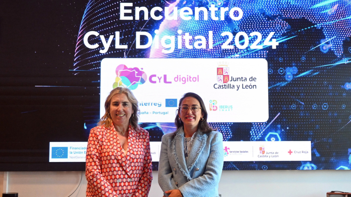 La consejera de Movilidad y Transformación Digital, María Gonzalez Corral, acompañada por la presidenta de Cruz Roja en Castilla y León, Rosa Urbón.