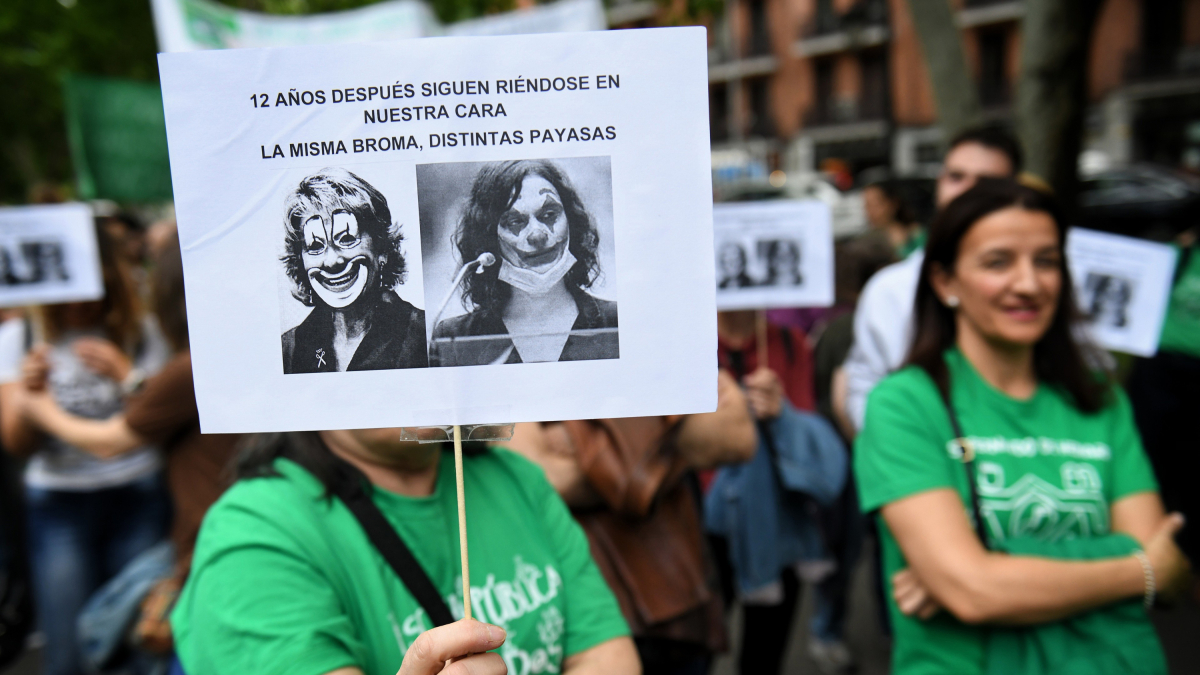 Decenas de personas durante una manifestación del profesorado por la defensa de la educación pública, a 8 de mayo de 2024, en Madrid (España).