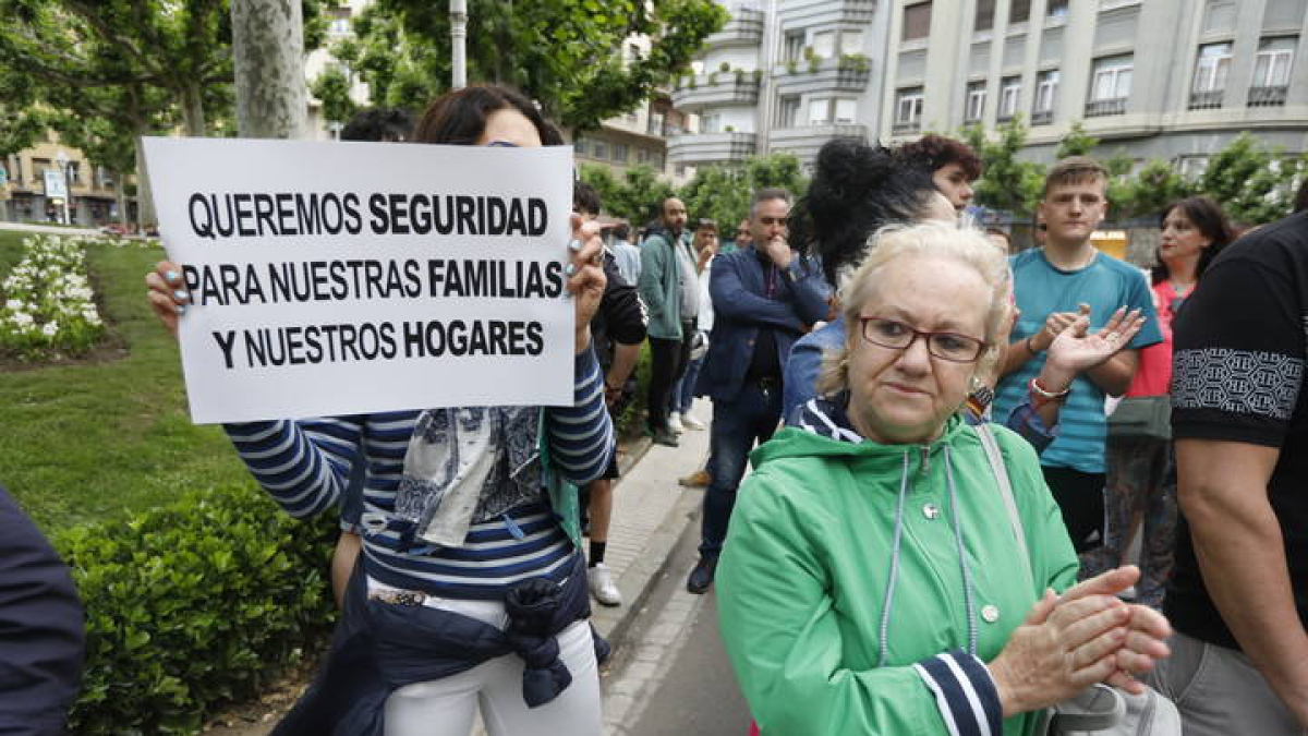 Concentración de los vecinos frente a la Subdelegación del Gobierno
