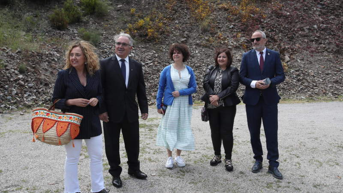 El presidente de las Cortes saluda a Mari Crespo.  ANA F. BARREDO