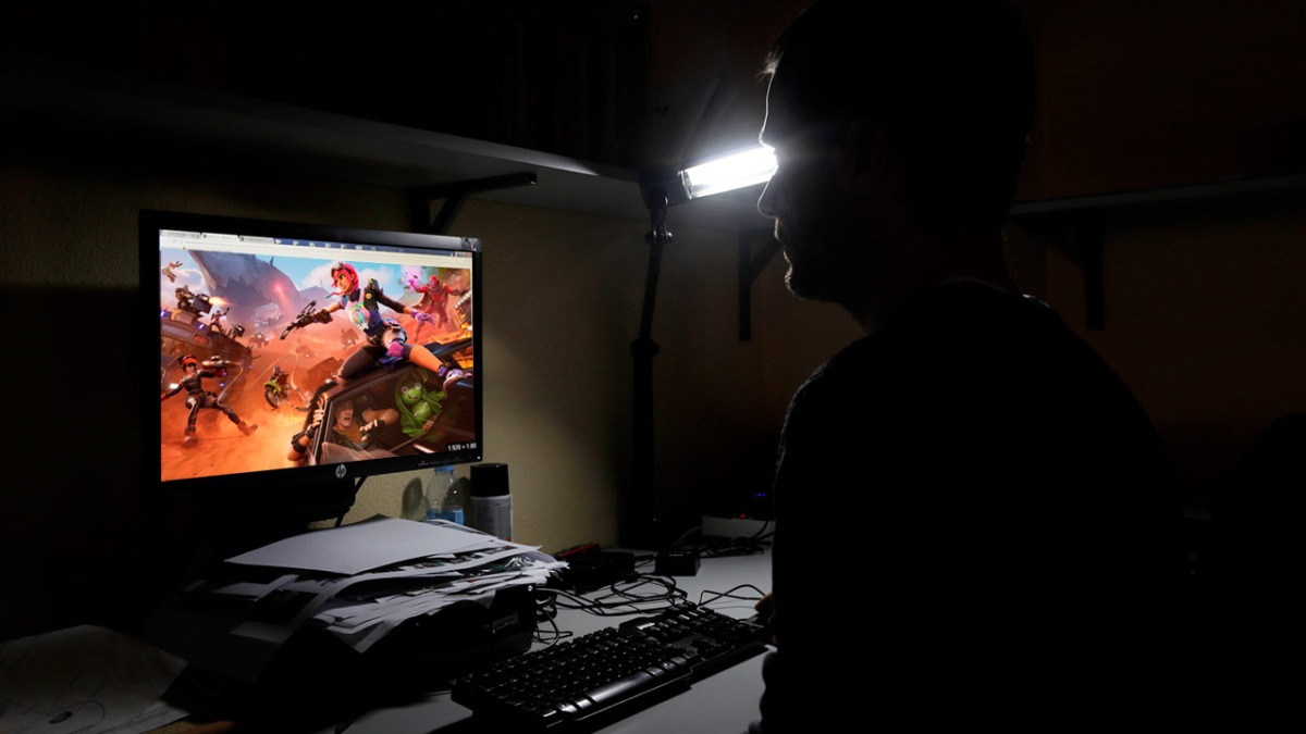 El desconocido manipulaba al menor a través del videojuego Fortnite para que realizara actividades peligrosas como acceder a la 'Dark Web'