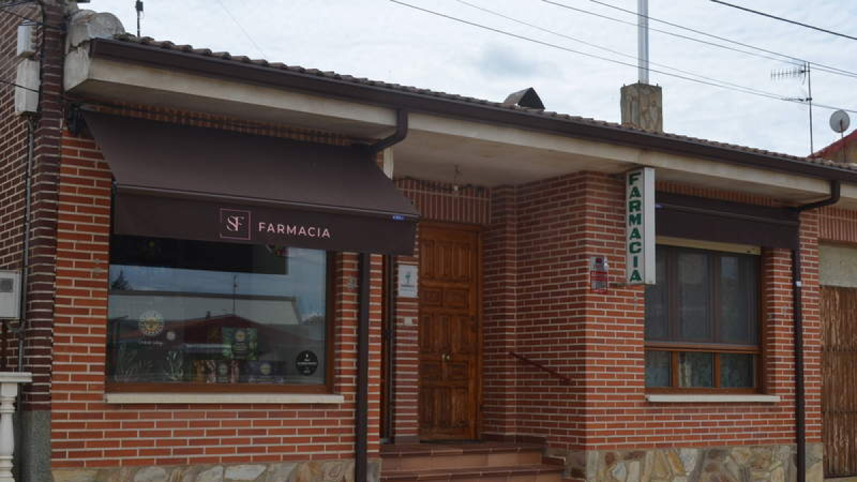 Farmacia de Pobladura de Pelayo García, en la zona rural del Páramo. MEDINA