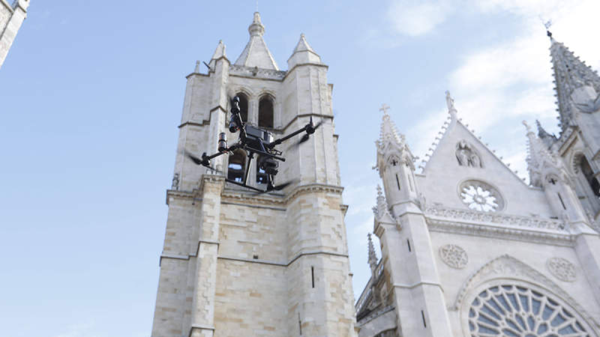 Imagen de un dron en la zona de la Catedral de León. MARCIANO PÉREZ