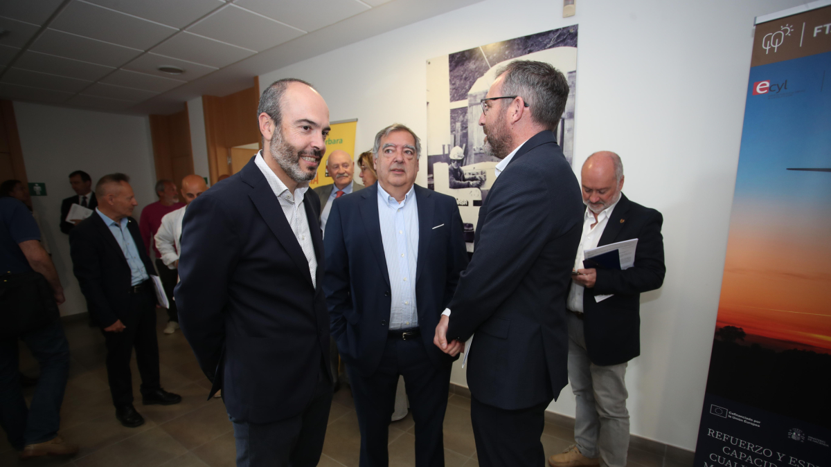 El director general de Minas de la Junta, a la izquierda en la foto, en la Fundación Santa Bárbara.