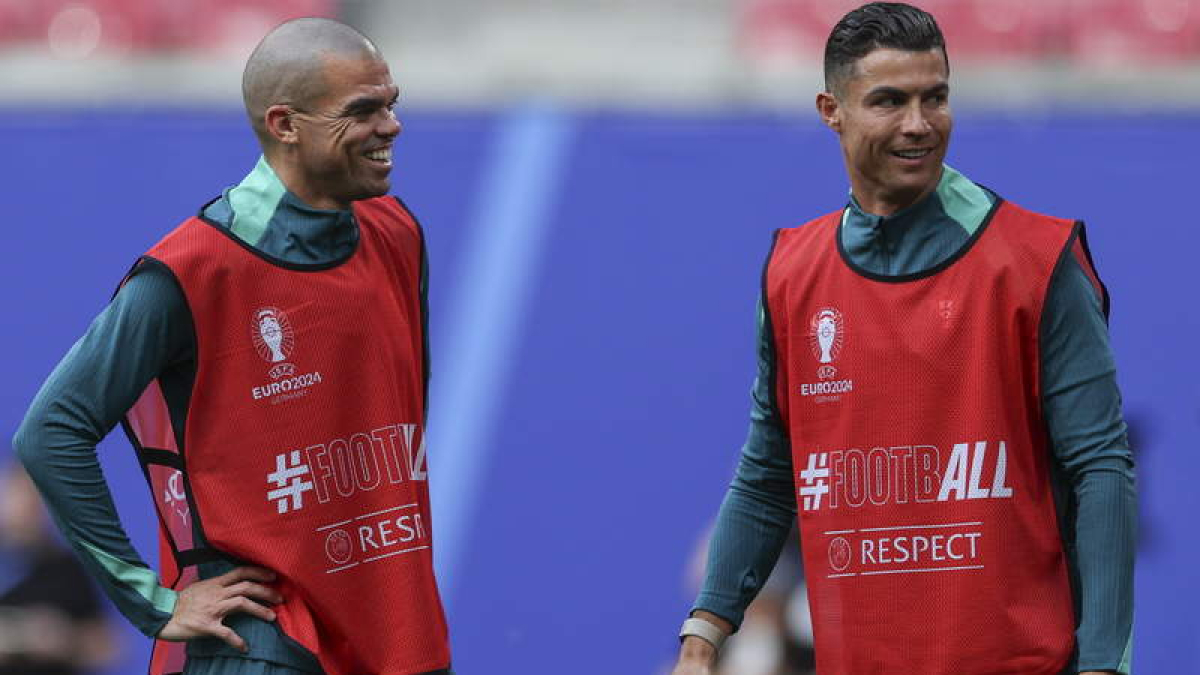 Pepe y Cristiano Ronaldo, ayer en el entrenamiento.  MIGUEL A. LOPES