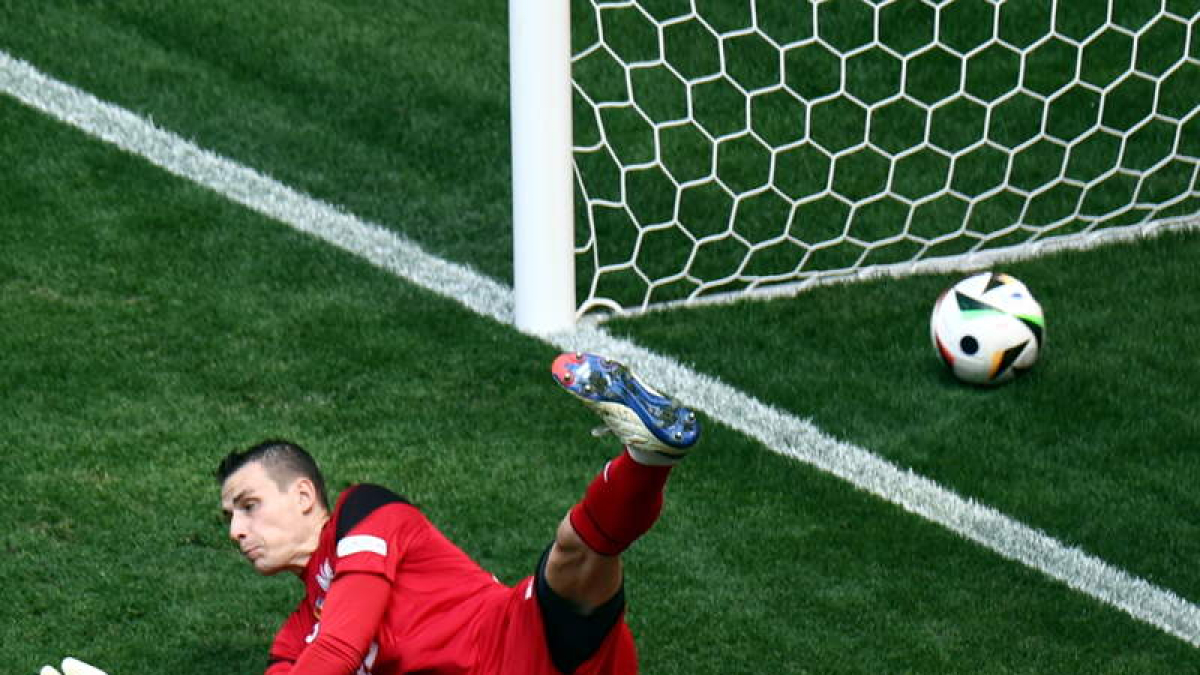 Lunin no tuvo su día con la selección ucraniana.  ANNA SZILAGYI