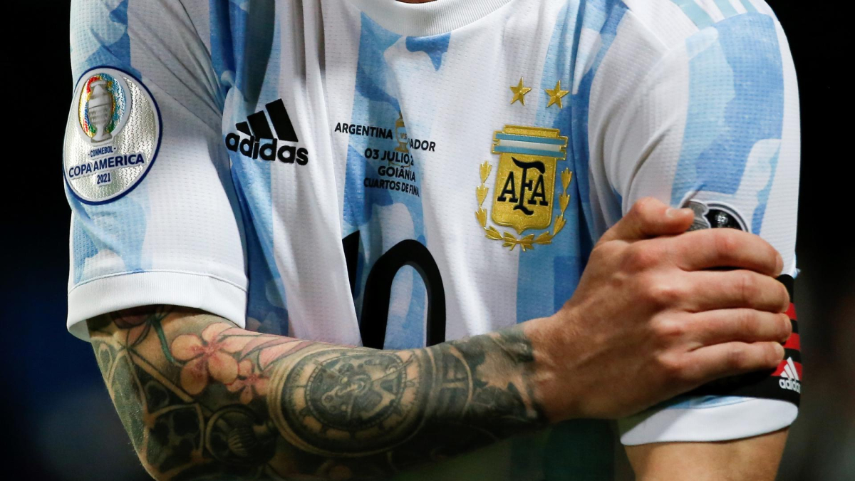 Foto de archivo del capitán de la selección argentina de fútbol, Lionel Messi, quien este lunes fue entrevistado por su sobreino Tomás. EFE/Alberto Valdés