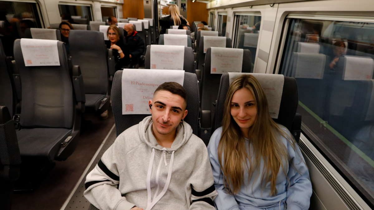 Archivo - Dos jóvenes en el tren de alta velocidad desde Murcia a Madrid