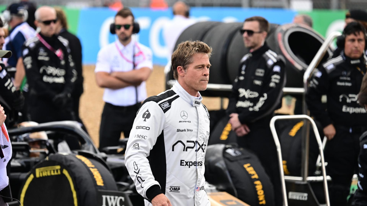 Foto de archivo del actor estadounidense Brad Pitt (C) en el circuito de carreras de Silverstone, Reino Unido. EFE/EPA/CRISTIANO BRUNA
