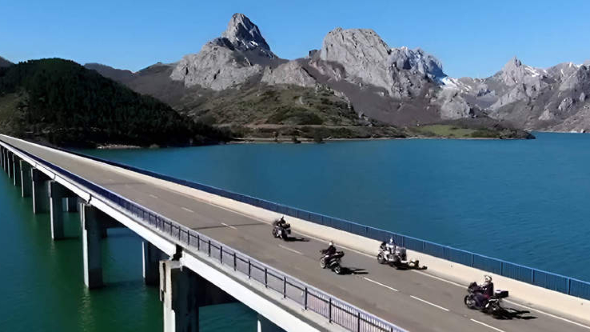 Los amantes de la moto tienen en estas fechas estivales un escenario ideal para disfrutar sobre dos ruedas. En la ciudad, el campo o cualquier carretera. RAMIRO