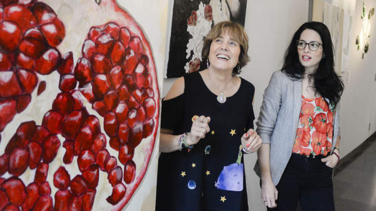 Rosa García y Ana Pedregal exponen en la Fundación Sierra Pambley ‘Recoge flores mientras puedas’, una idea surgida de su trabajo conjunto. MARÍA FUENTES