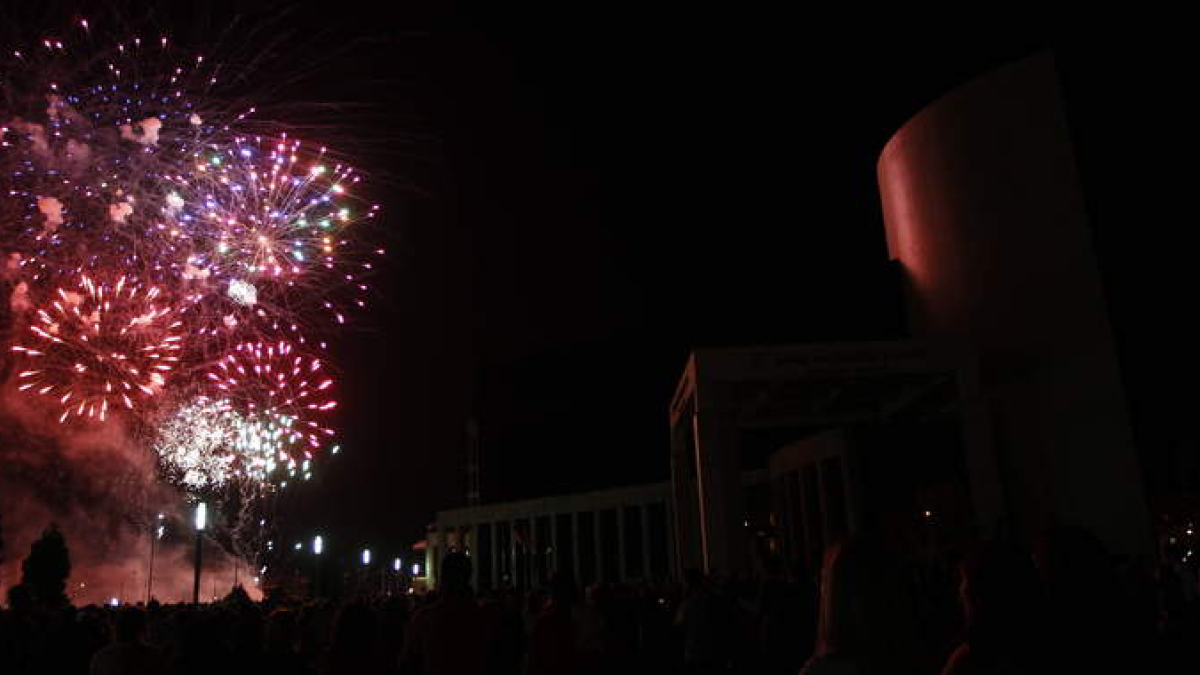 Fuegos artificiales de la noche de San Juan en León. JESÚS F. SALVADORES