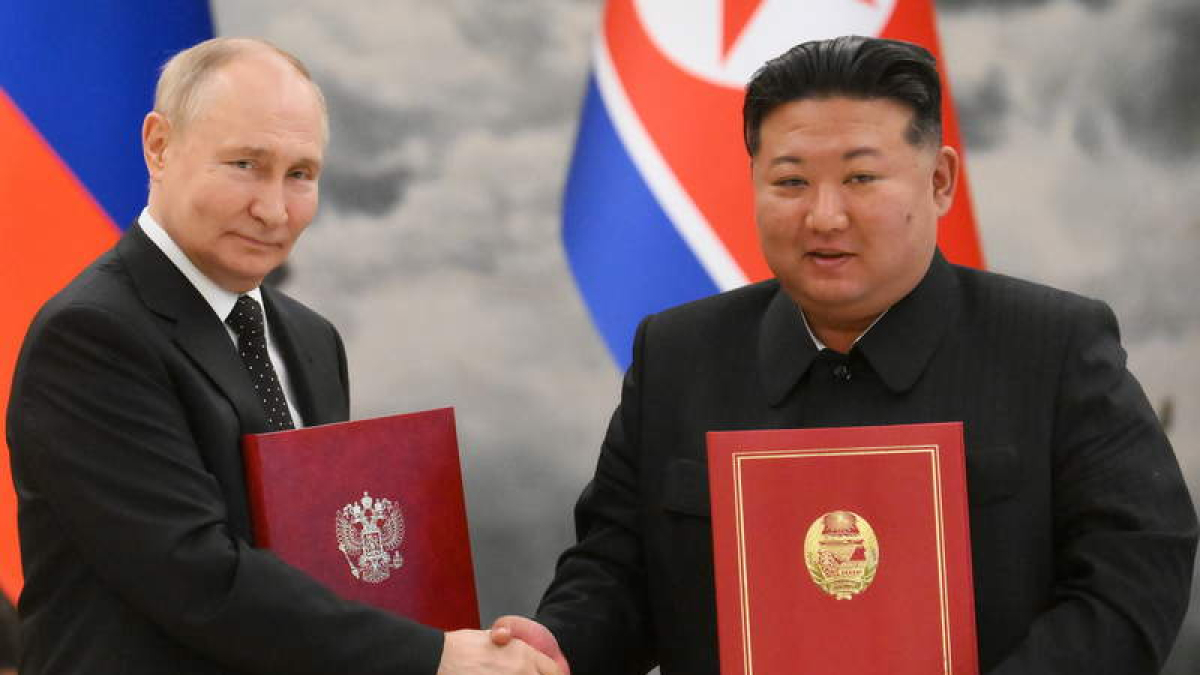 El presidente ruso y el presidente coreano durante la firma ayer.  KRISTINA KORMILITSYNA