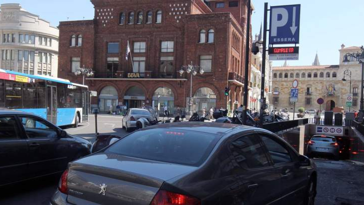 El aparcamiento de la plaza de San Marcelo se abrió en 1972 con 50 años de concesión para la empresa privada.  RAMIRO