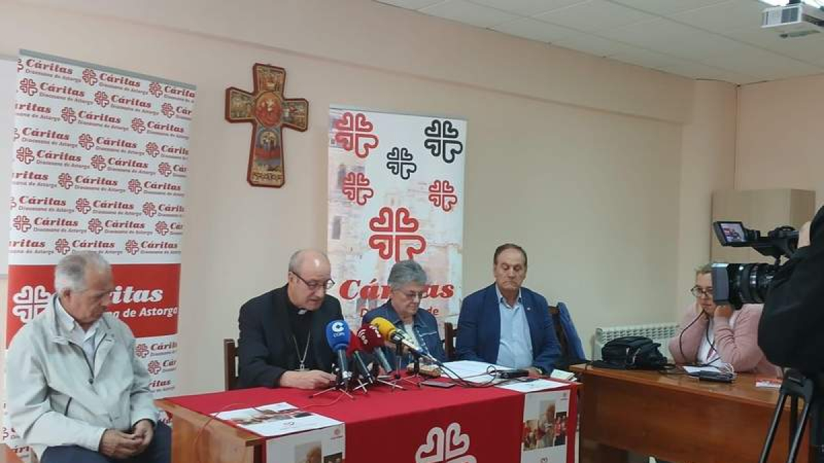 Rueda de prensa de Cáritas celebrada este miércoles en Ponferrada.  DL