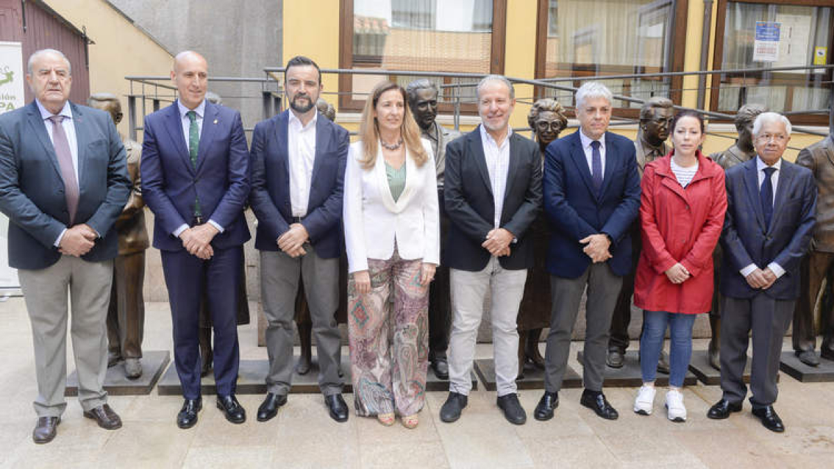 Rubén González (tercero por la izda.) y Ernesto González (quinto por la izda.) fueron los homenajeados.  MARÍA FUENTES
