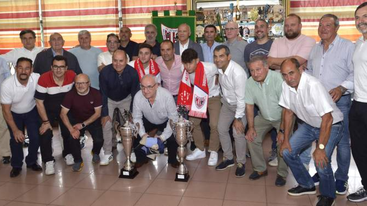 La Asociación de Veteranos del Atlético Bembibre entregó los premios que llevan su nombre. DL
