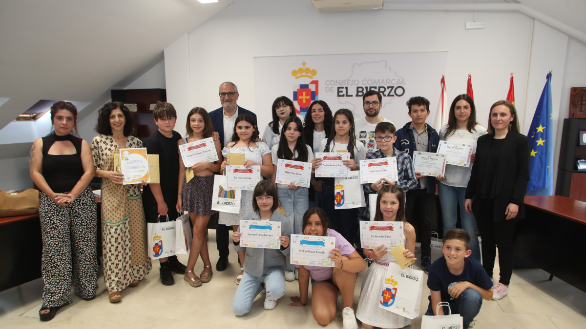 Foto de familia con los premiados.