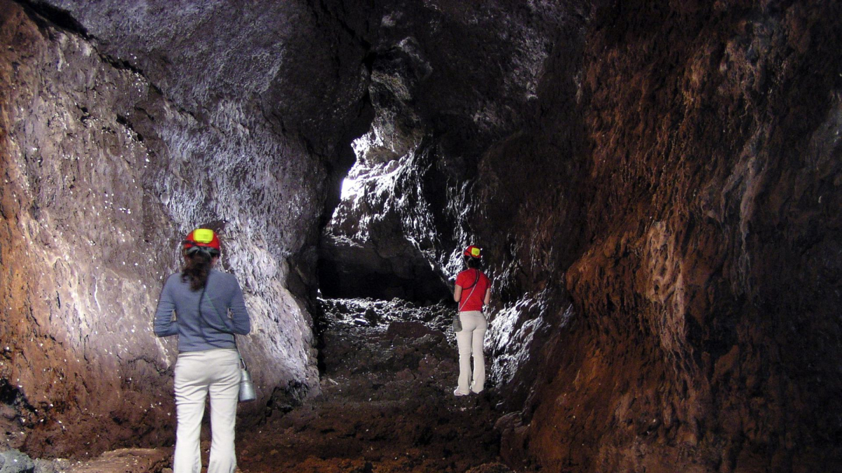 Imagen de archivo de un tubo volcánico en la isla de La Palma. EFE/Francisco Govantes