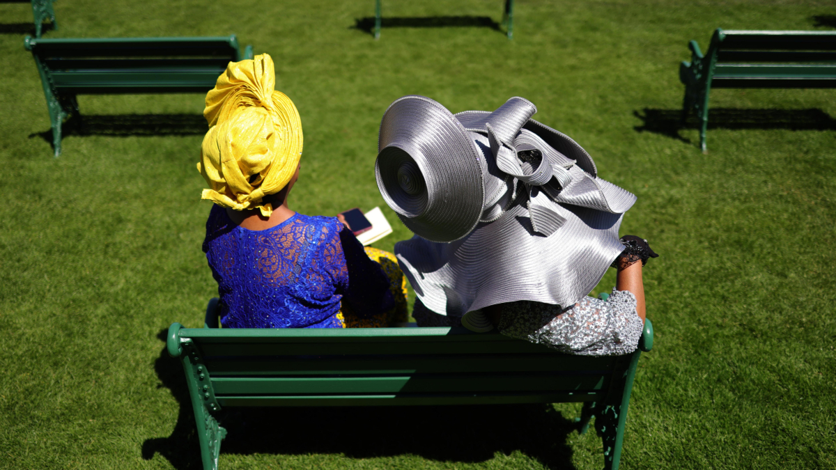 La celebración británica brilla por la extravagancia de los sombreros que llevan los asistentes.