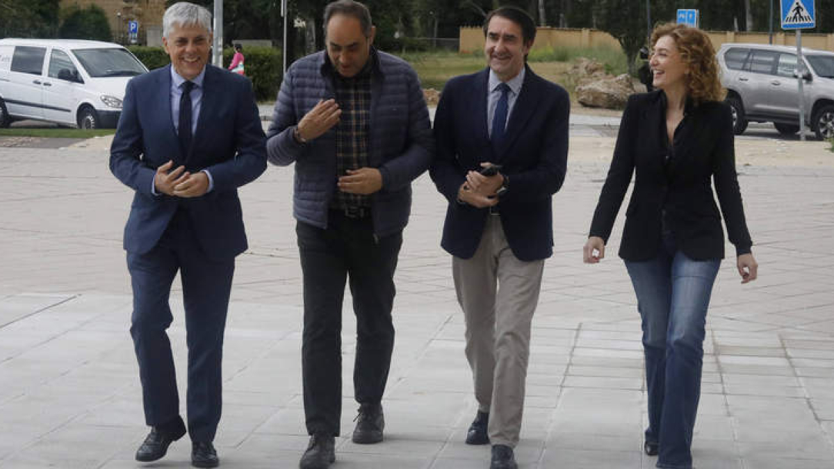Eduardo Diego, Valentín Martínez, Juan Carlos Suárez Quiñones, y María Pardo, ayer, llegando a la delegación territorial.  RAMIRO