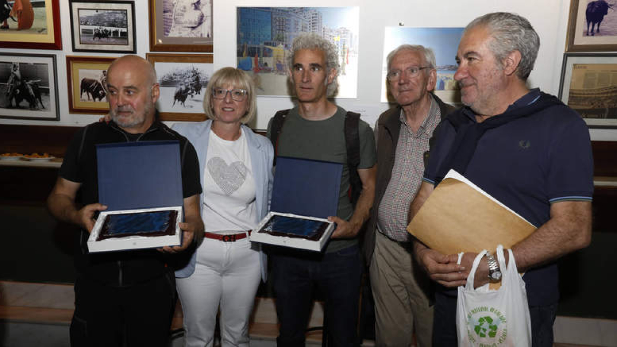 Mauricio Peña, Ana M. Díez, Fernando Otero, Salvador Mínguez y Gustavo Postigo, ayer en la entrega de premios.  RAMIRO