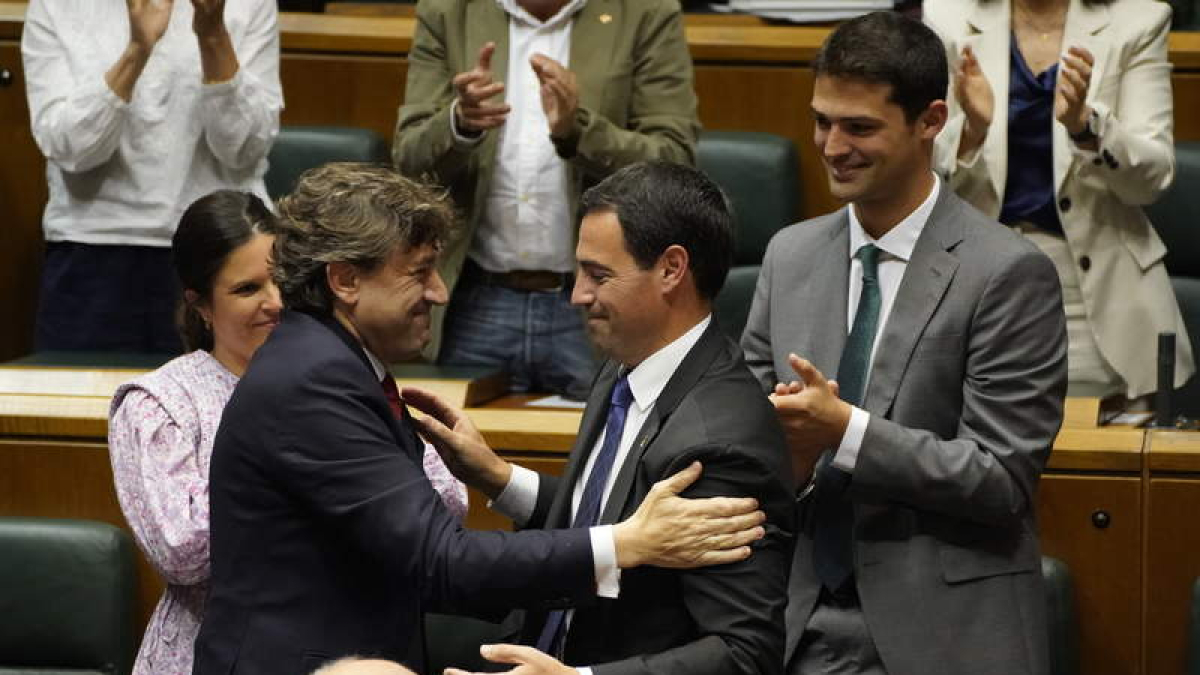 Imanol Pradales, felicitado por el líder de los socialistas vascos. EFE