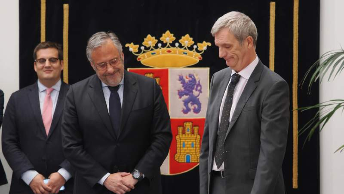 El presidente de las Cortes, Carlos Pollán, junto a Luis Francisco Gracia. DL